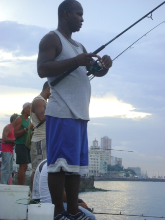 Pescadores en el Malecón de La Habana