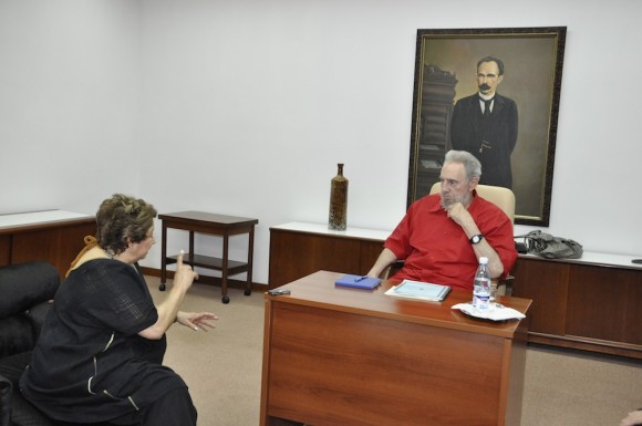 Fidel con la directora del diario La Jornada, de México, Carmen Lira Saade. Foto: Estudios Revolución Tomadoa de Cubadebate