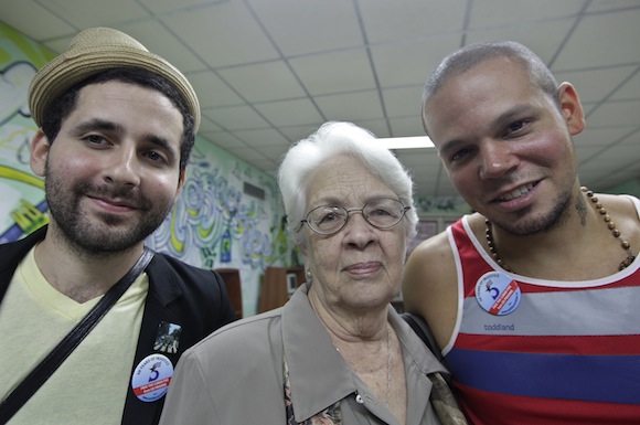 Calle 13 con la madre de Antonio guerrero, uno de Los Cinco Foto: Reuters