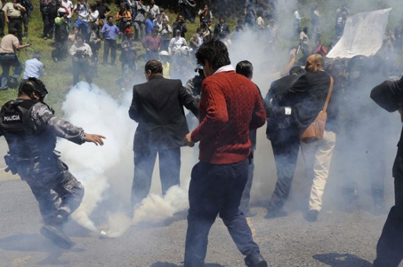Rafael Correa atacado con gas lacrimógeno. Foto. AFP