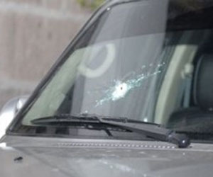 Impacto de bala en el auto del presidente Rafael Correa