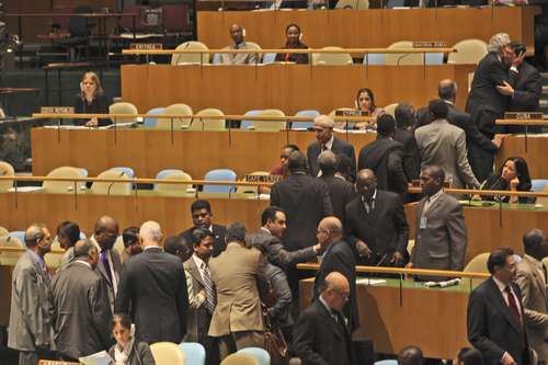Diplomáticos felicitan al canciller cubano luego de la votación contra el bloqueo norteamericano Foto: AP