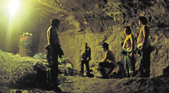 Los mineros sabían de memoria su orden de salida y no se aglomeraron junto a la cápsula. Foto tomada por rescatista y publicada por el diario La Tercera