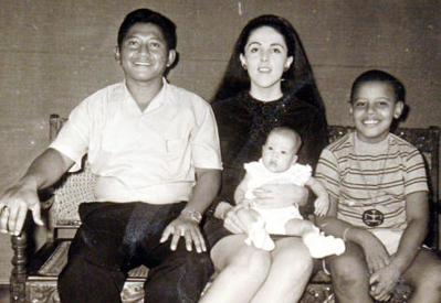 El jóven «Barry» Obama Soetoro, a la edad de 10 años, con su padre adoptivo Lolo Soetoro, su madre Ann Dunham Obama Soetoro y su media hermana Maya Soetoro (Foto de familia publicada por Bloomberg News).