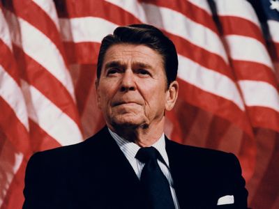 En 1982, Ronald Reagan crea la NED, en coordinación con el Reino Unido y Australia, para derrocar el «Imperio del Mal».
