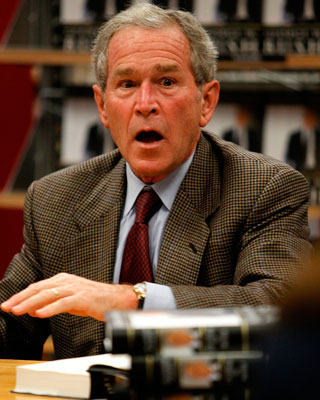 Bush firma libros de sus memorias.AFP