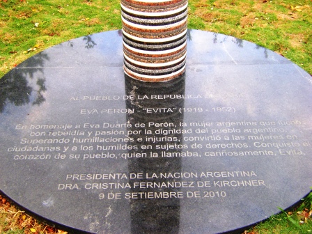 Texto al pie del busto a Eva Perón en La Habana Foto: Rubén Sánchez Rivero