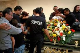 Familiares y amigos del reportero gráfico Luis Carlos Santiago, del Diario de Juárez, durante el funeral del joven de 21 años asesinado a balazos