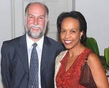 Bisa Willliams junto a Jonathan Farrar, jefe de la Oficina de Intereses de EE.UU. en Cuba