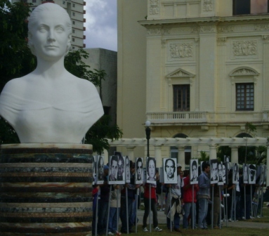 Jóvenes cubanos exhiben los rostros de las víctimas del terrorismo practicado por Estados Unidos contra la Isla. En primer plano busto de Eva Perón donado por la presidenta argentina a Cuba Foto: La pupila insomne