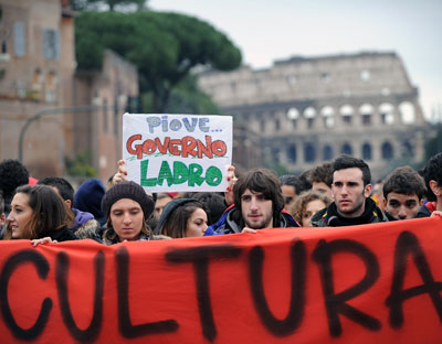 Manifestantes italianos protestan contra los recortes en los presupuestos de cultura el pasado 30 de noviembre.AFP