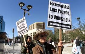 Manifestantes en El Paso piden extradición a Venezuela de Posada Carriles. Foto: Armando Vela/El Diario de El Paso)