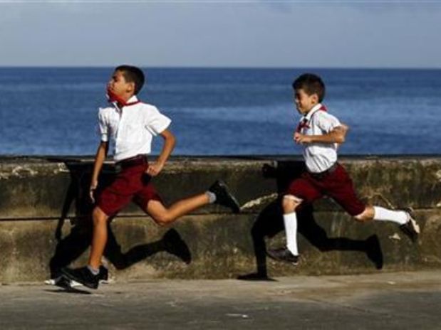            * Enviar a un amigo     * Comentar    »  Cuba reporta su tasa de mortalidad infantil más baja en 2010 03 de enero de 2011 • 10:25  Comentarios     0     1. Noticia  Imagen de archivo de niños en sus uniformes de escuela en El Malecón de La Habana. oct 28 2010.
