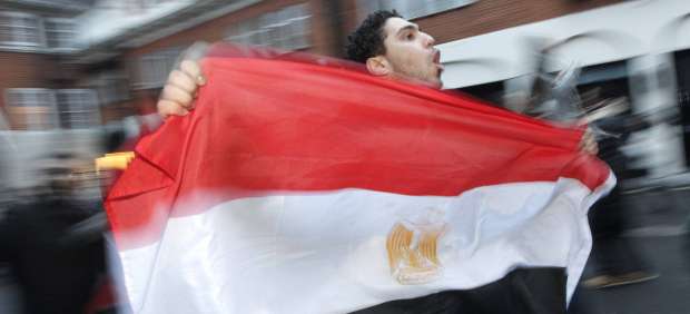 Joven celebra caída de Mubarak Foto: Reuters