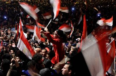 Miles de personas se manifiestan este jueves en la plaza Tahrir, epicentro de las protestas en Egipto, en un ambiente de euforia ante la posibilidad de que el presidente Hosni Mubarak abandonara el poder. Foto: EFE