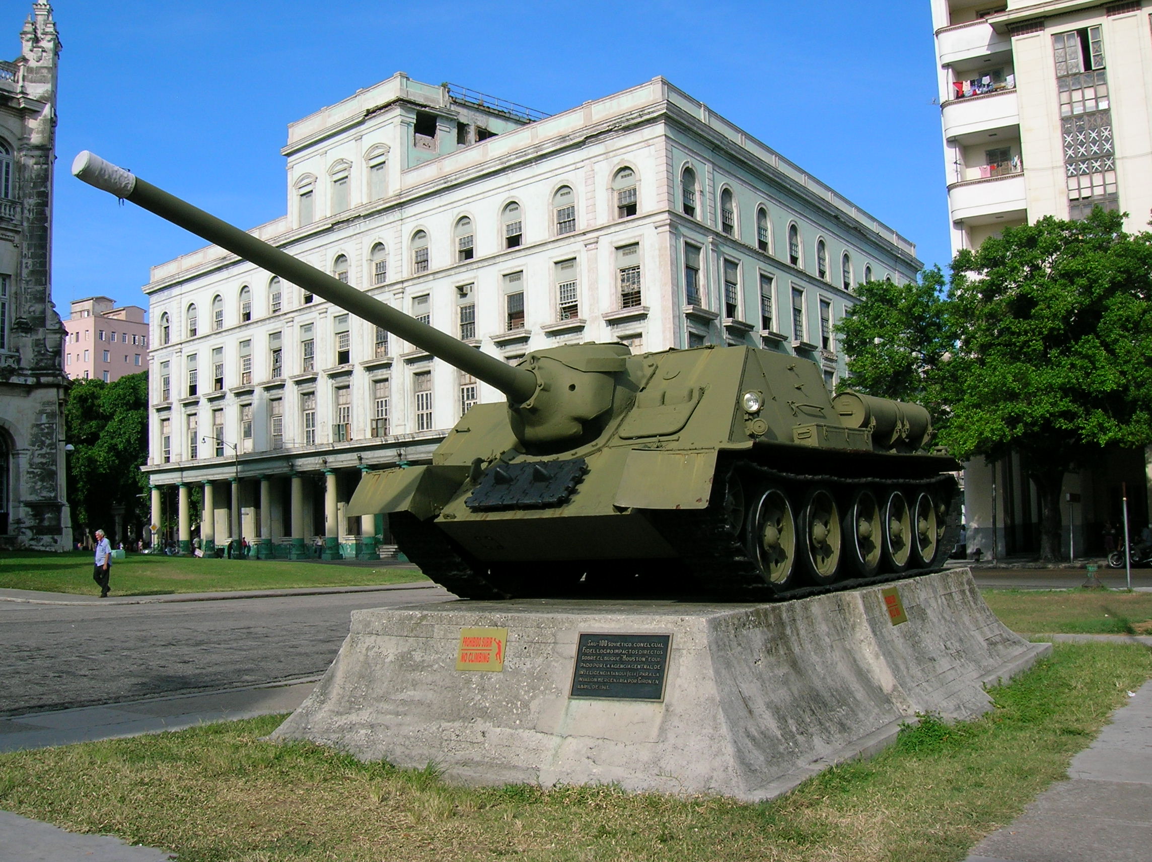 cañón autopropulsado Sau-100 con el que Fidel Castro hundió el buque norteamericano  Houston a la entrada del Museo de la Revolución en La Habana