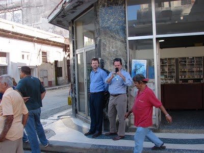 Funcionarios de la Oficina de Intereses de Estados Unidos en La Habana, este 23 de Febrero de 2011, supervisan provacaciones de sus empleados en Cuba