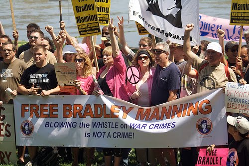 Manifestantes a favor de Bradley Manning