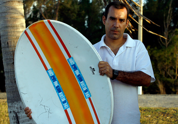 Dalexis, junto a una de las antenas, enmascarada como tabla de surf, que le enviara Robert Guerra