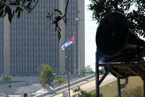 Altoparlantes han sido instalados alrededor de la Plaza de la Revolución en La habana para las prácticas del desfile por el 50 aniversario de la proclamación del carácter socialista de la Revolución Cubana