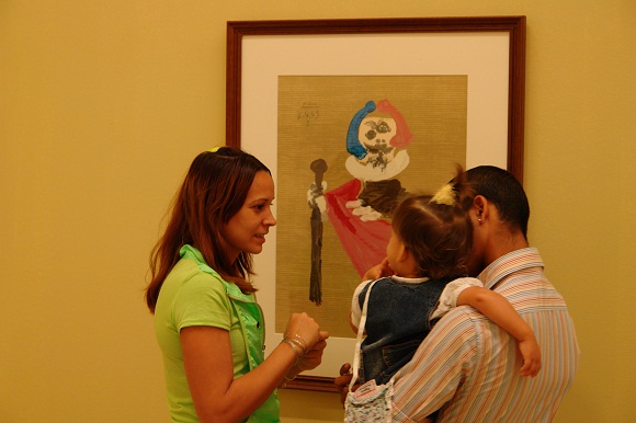 Familia cubana junto a un Picasso en en el Museo Nacional de Bellas Artes de La Habana