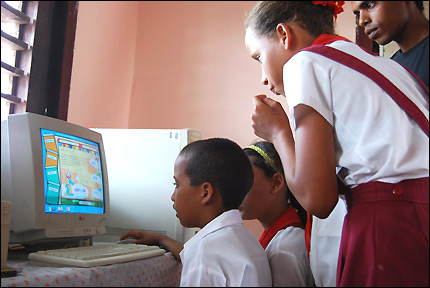 Niños ante computadora en Cuba