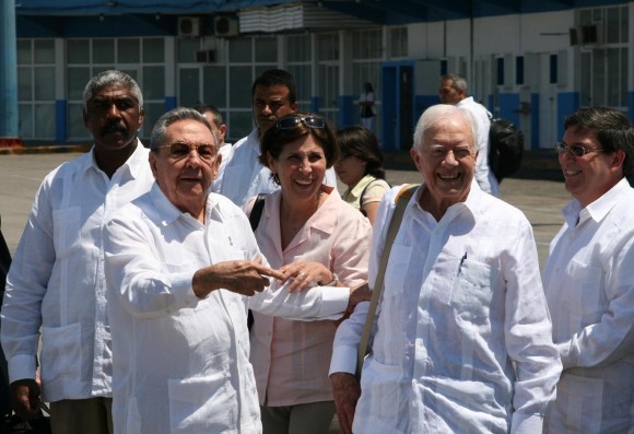 El presdente Raúl Castro despide a James Carter en el aeropuerto José Martí