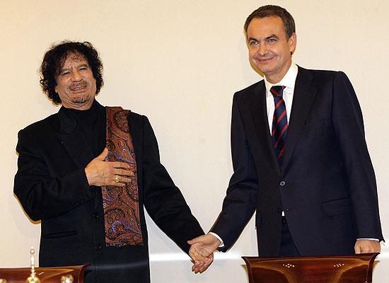 El jefe del gobierno español en los tiempos en que hacía negocios con Gaddafi