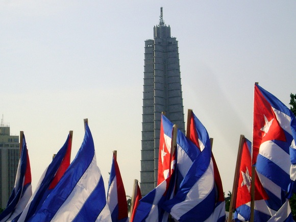 Banderas en la Plaza de la Revolución en La Habana, Cuba. 16 de Abril. Foto: Rubén Sánchez 