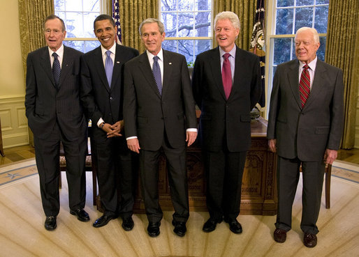 Obama prefirió colocarse en esta foto con los expresidentes entre Bush padre y Bush hijo y no entre sus correligionarios Carter Y Clinton, ¿será así también en la política hacia Cuba?