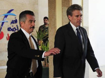 Enviado norteamericano a la salida del hotel en Bengazi donde se reunión con rebeldes libios Foto: Reuters