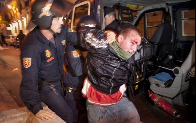 Uno de los detenidos en Madrid durante las protestas del 15 de mayo. Foto: Pedro Acosta (AP, 'El País').
