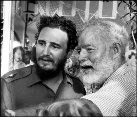 El escritor norteamericano Ernest Hemingway junto al líder de la Revolución cubana, Fidel Castro