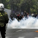 Policía griega reprime con gases lacrimógenos a decenas de miles de manifestantes que protestan contra las medidas impuestas por la Unión Europea y el FMI. Foto: EFE