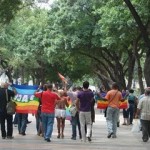 Una decena de personas se manifiesta en una de las principales arterias de La Habana por el "Día del orgullo gay". Foto: Blog Cambios en Cuba