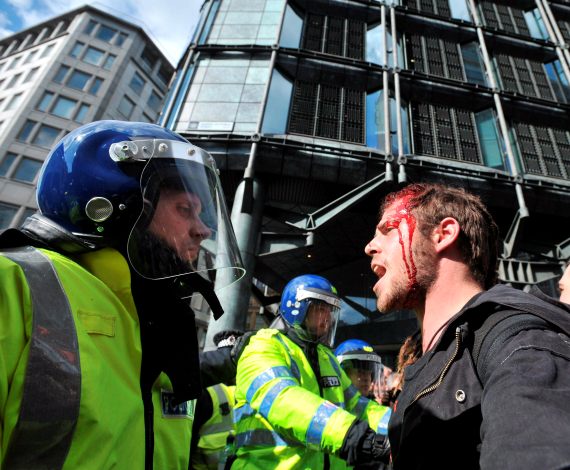 Manifestante herido se enfrenta a la policía en Londres
