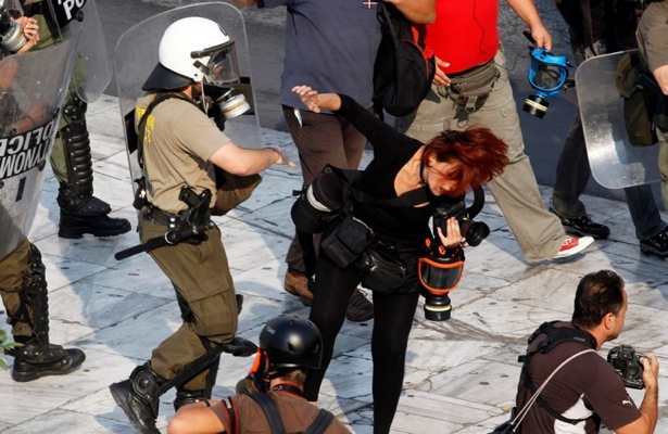 La policía agrede a la fotógrafa Tatiana Bolari en la plaza Sintagma de Atenas este 5 de octubre. Foto: