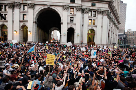 A los jóvenes que participan en el movimiento Ocupa Wall Street, en la Plaza de la Libertad, ayer se sumaron cientos de trabajadores sindicalizados, para protestar por el desempleo y la desigualdad en Estados Unidos. En otras ciudades se realizaron manifestaciones similares. Foto: Reuters