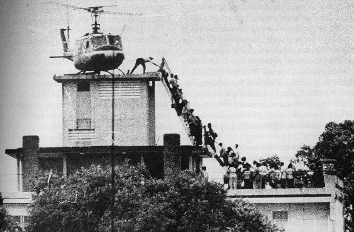 Así salieron los últimos estadounidenses de la embajada de EE.UU. en Saigón. 