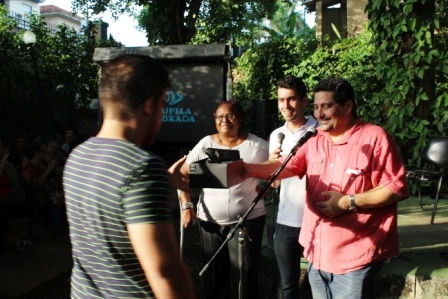 Pdero Enrique Moya recibe el premio especial de "Ojalá" por  "Gracias a la vida"