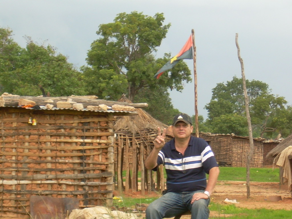 El autor de la bandera del MPLA en aldea Rìo Cuatir.