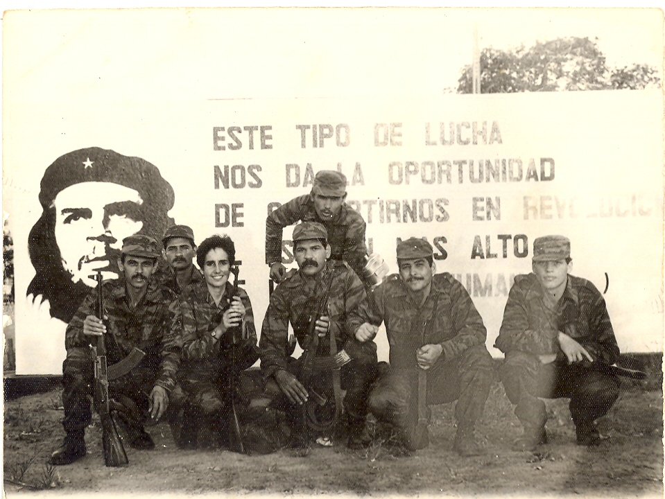 Con algunos compañeros en Funda. No recuerdo a los nombres de dos compañeros que sí me acuerdo eran de la Isla de la Juventud. El segundo a ls izquierda a Daniel, Leticia, Tony al centro, 