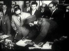Fidel Castro firma como primer ministro de Cuba el 16 de febrero de 1959. 