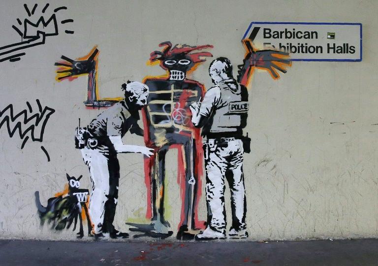 Mensaje de Banksy : “Portrait of Basquiat being welcomed by the Metropolitan police– an (unofficial) collaboration with the new Basquiat show. BANKSY